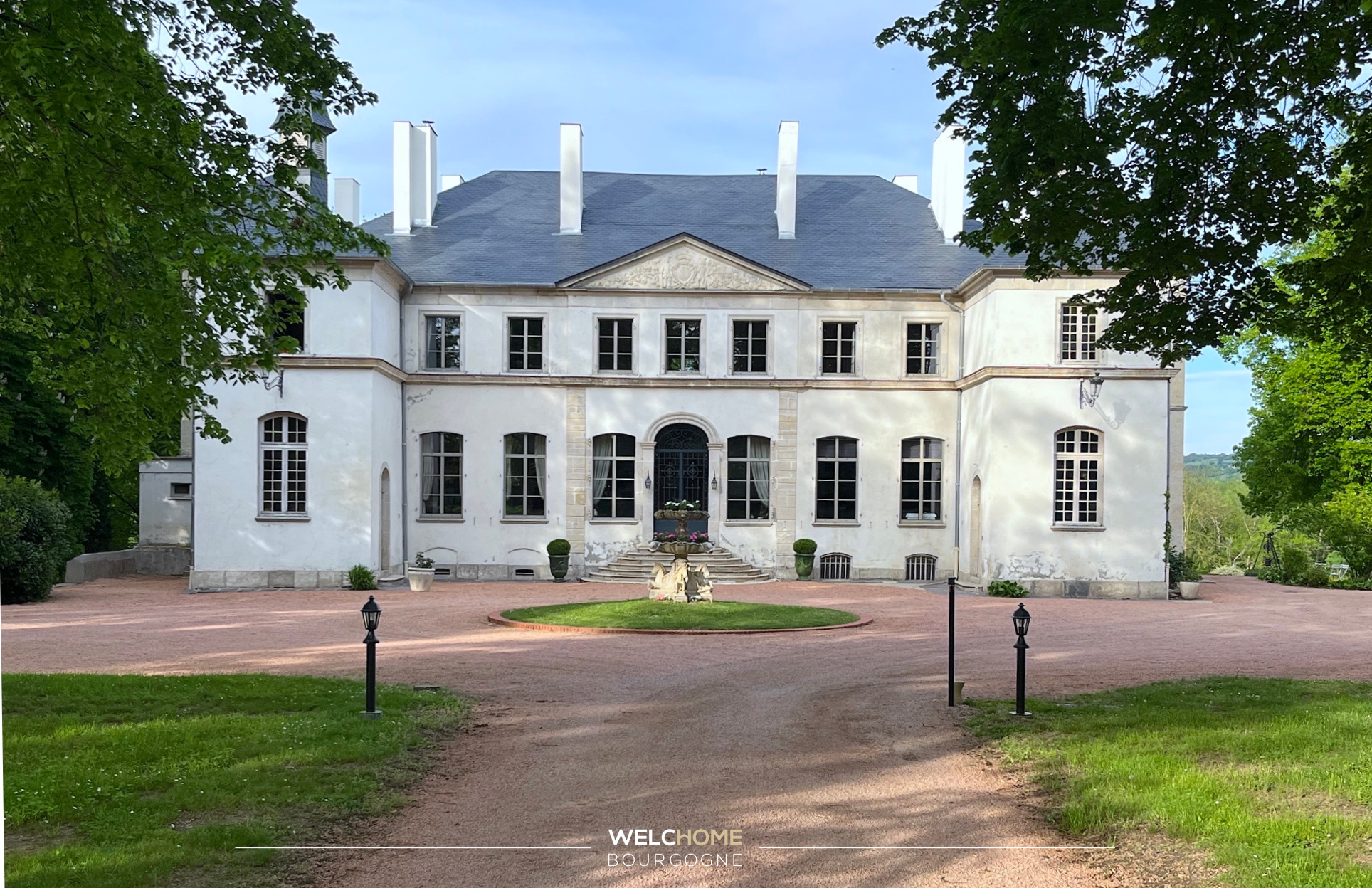– Le Château de Charmeil –